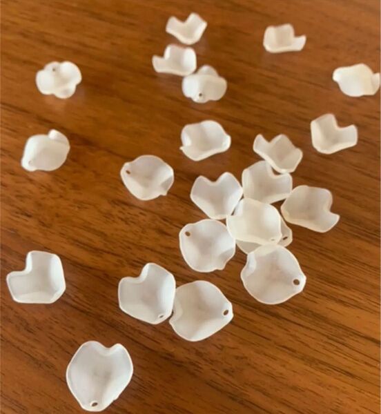 【30個セット】アクリルパーツ つや消し マット 花びら 花弁 透明 パーツ