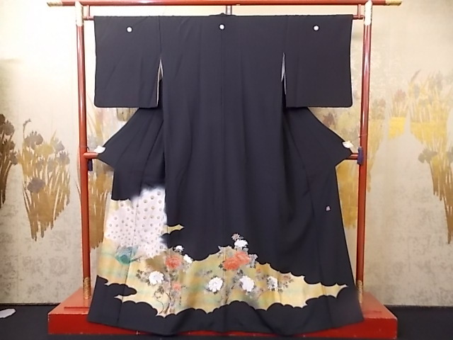 Kimono Konjaku 4746 „Schwarze formelle Kleidung Schwarzes Wappen mit Wappen Ichikoshi-Grund aus reiner Seide Handgemaltes Pfauen- und Pfingstrosen-Blumenmuster Inklusive Habutae Hiyoku aus reiner Seide Länge 160 cm, Mode, Damen-Kimono, Kimono, Tomesode