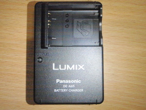 P002-04-65A Panasonic製純正バッテリーチャージャー DE-A65