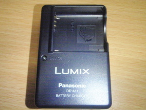 P002-04-11 Panasonic製純正バッテリーチャージャー DE-A11A