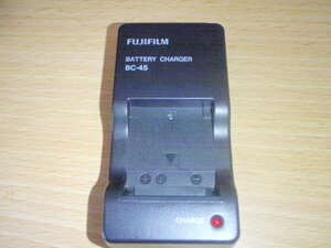 F002-01-3　FUJIFILM製バッテリー充電器 BC-45 (NP-45に対応)