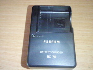 F002-01-5　FUJIFILM製バッテリー充電器 BC-70