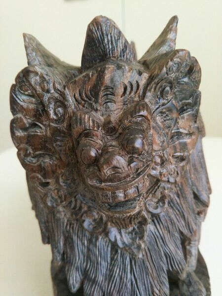 バリ島の黒檀、聖獣 バロンの 木彫りの置物。