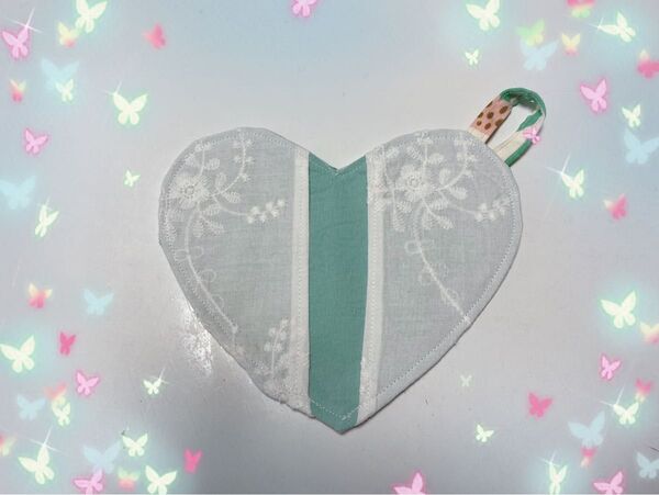 ★ご覧頂きありがとうございます★送料無料 ハンドメイド 鍋つかみ&鍋敷き ハート型 いちご柄