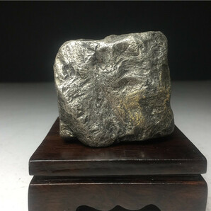 隕石・鉄隕石・磁石にくっつく・原石 マダガスカル 重さ約410グラム 木台付きの画像4