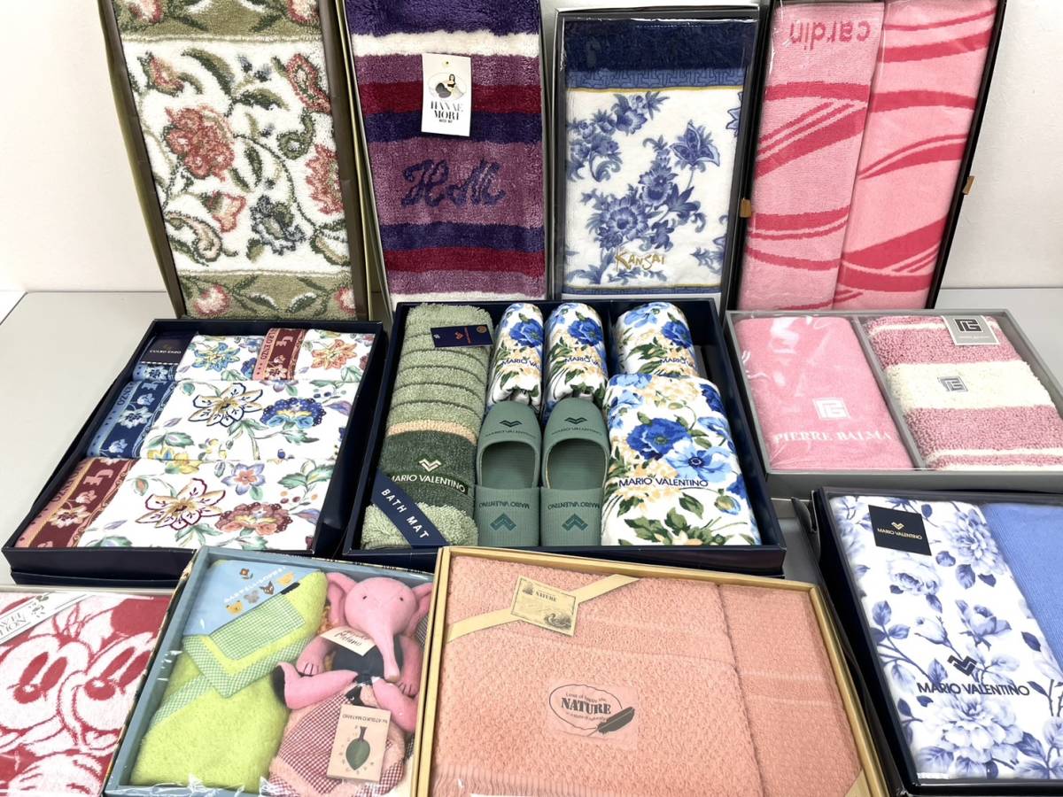 VALENTINOの値段と価格推移は?|15,364件の売買情報を集計した ...