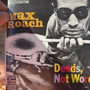 【送料無料】最安値　CDでお手元に　硬派なジャズファンに　輸入盤　マックスローチ MAX ROACH DEES NOT WORDS　ジャズ