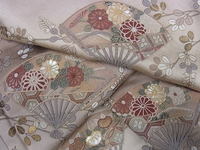 訪問着 スワトウ刺繍の値段と価格推移は?|369件の売買情報を集計した ...