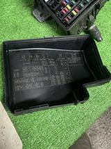 21 トヨタ NHP10 アクア エンジンルーム内 ヒューズ リレー ボックス D-上_画像3