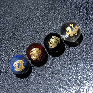 [beads242] 彫りビーズ・四神獣（ラピスラズリ・カーネリアン・オニキス・水晶）8mm 4個セット