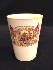 英王室　ジョージ５世　シルバージュビリーマグ　1910-35　チップあり(108)