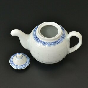 ◎370892 【SALE♪】 未使用品 景徳鎮窯 染付 花唐草紋 蛍手 茶器セット 急須×1 湯呑×5 箱入の画像2