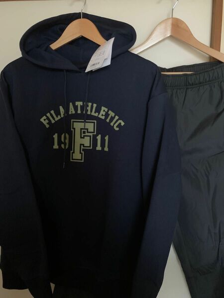 新品【FILA】フィラプルオーバーパーカー上下裏起毛セットアップXL(ネイビー)パンツ(ブラック)