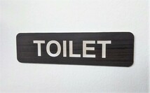 アクリル製 ドアプレート 木目調（濃）トイレ TOLET アクリル二層板 サインプレート メッセージプレート 送料無料_画像2
