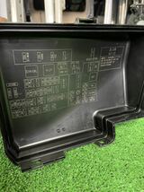 18 トヨタ NHP10 アクア エンジンルーム内 ヒューズ リレーボックス D-上_画像3