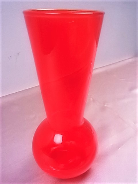 BARNEYS NEW YORK Куплено в Barneys New York. Стеклянная ваза на цветочной основе. Предмет интерьера ручной работы. Доступен в белом цвете., античный, коллекция, разные товары, другие