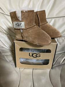 Ugg Mouton Boots Размер от 6 месяцев до 12 месяцев. Неиспользованный предмет идеально подходит для подарков