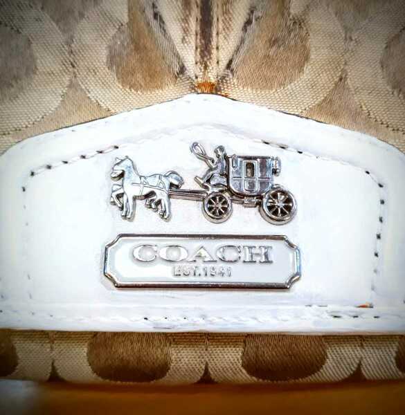 オリジナル馬車のロゴとデザインのコーチ柄が素敵な革のおしゃれで素敵なオフホワイトの革財布 しっかりとした味わいがとても豪華な雰囲気