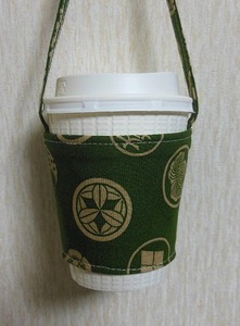 Art hand Auction ○Funda de café○Patrón de escudo familiar verde musgo○Portavasos hecho a mano SM, de coser, bordado, Producto terminado, otros