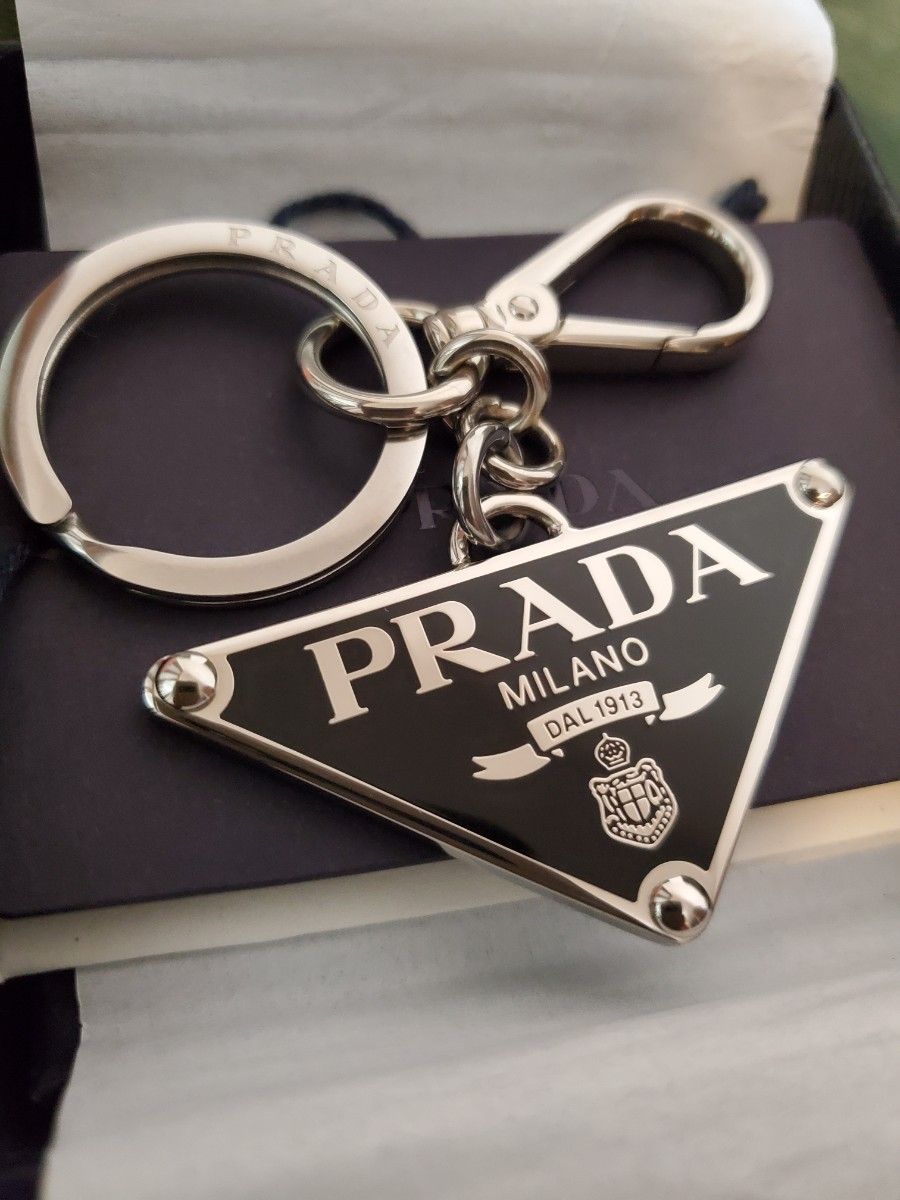 PRADA プラダ キーホルダー ロゴ入りプレート メタル キーリング 