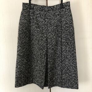 少し裾広がったスカート
