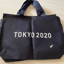 東京オリンピック2020　五輪　ボディバッグ　ショルダーバッグ　不織布バッグ　ゴールドピンバッジ　クーリングボディシート　ボランティア_画像5