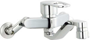 整流とシャワーの切替ができる壁付キッチン用シングルレバー混合水栓　高級感あるオールメッキタイプです。