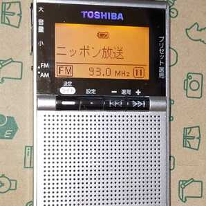 TY-SPR6 TOSHIBA 美品 受信確認済 完動品 イヤホン付 AM FM ワイドFM ラジオ 通勤 防災 野球 名刺サイズ 200800016 TY-SPR8 姉妹品の画像1