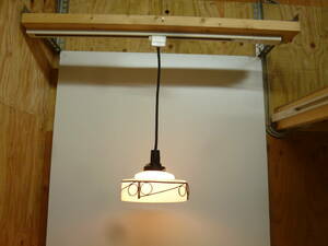 【6590】昭和レトロ　乳白色　ガラスシェード　吊り下げ照明　直径約20ｃｍ　40Wシリカ電球(新品)付き