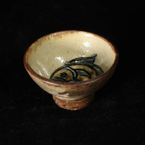 [ genuine work guarantee ]# gold castle next .( human national treasure ) # Tsuboya . carving fish writing sake sake cup <221216030>