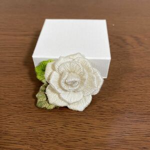 刺繍ブローチ 立体ブローチ 薔薇ブローチ 