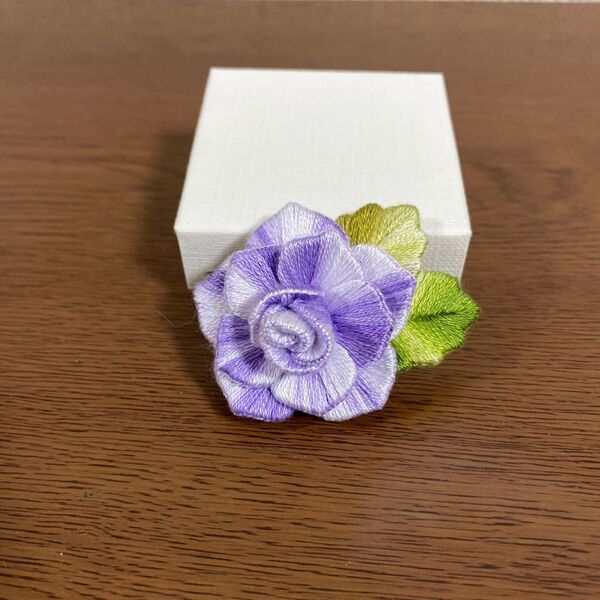 刺繍ブローチ 薔薇ブローチ 立体ブローチ