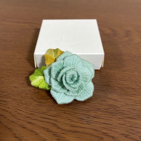刺繍ブローチ 薔薇ブローチ 立体ブローチ ミントカラー