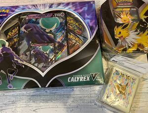 海外版　ポケモンカード バドレックス Vボックス + デッキシールド イーブイ + ギフト缶 サンダース　セット　ポケカ