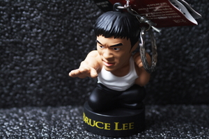 ブルースリー フィギュア マスコット キーホルダー 李小龍 Bruce Lee 武道家 紙タグ