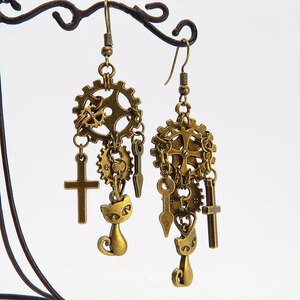 Art hand Auction Antique gold steampunk style asymmetrical earrings with cat and gears Vol.4 Rosary clock hands, handmade, Accessories (for women), earrings, earrings