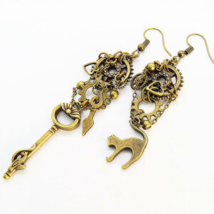 Art hand Auction 古董金色猫和齿轮蒸汽朋克风格不对称耳环 Vol.5 钥匙时钟指针链, 手工制作的, 配饰(女士), 耳环, 耳环