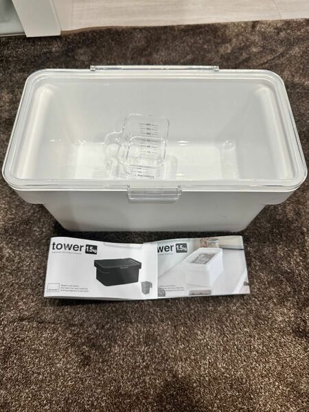 ［最終価格］tower 密閉ペットフードストッカー タワー 1.5kg 計量カップ付