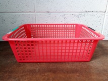 □ケース / 網かご 収納バスケット レタートレー プラスチック 角カゴ 赤 朱色 レッド_画像1