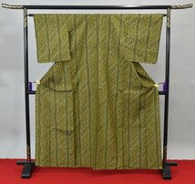 【桜庭呉服店】 紬 つむぎ 夏着物 単衣 緑色 花 縞模様 身丈158cm 裄丈63.5cm ★着物 pb-1403_画像1