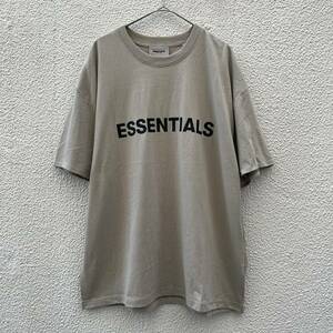 新品 FOG Fear Of God Essentials フィアオブゴッド エッセンシャルズ Lサイズ LOGO Tシャツ タン TAN