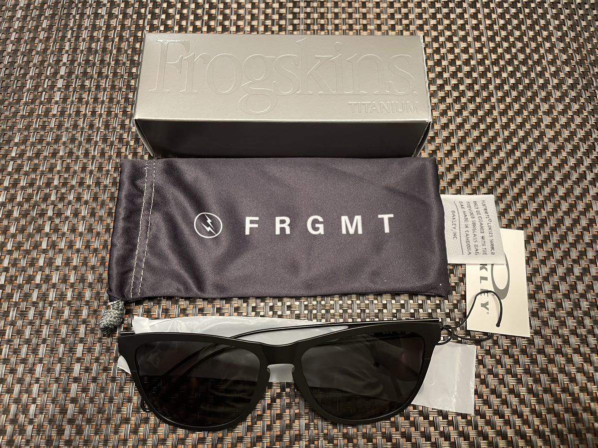 【新品】単体売り OAKLEY fragment FROGSKINS TI 【新品】単体売り OAKLEY fragment FROGSKINS TI サングラス/メガネ 小物 メンズ 割引発見