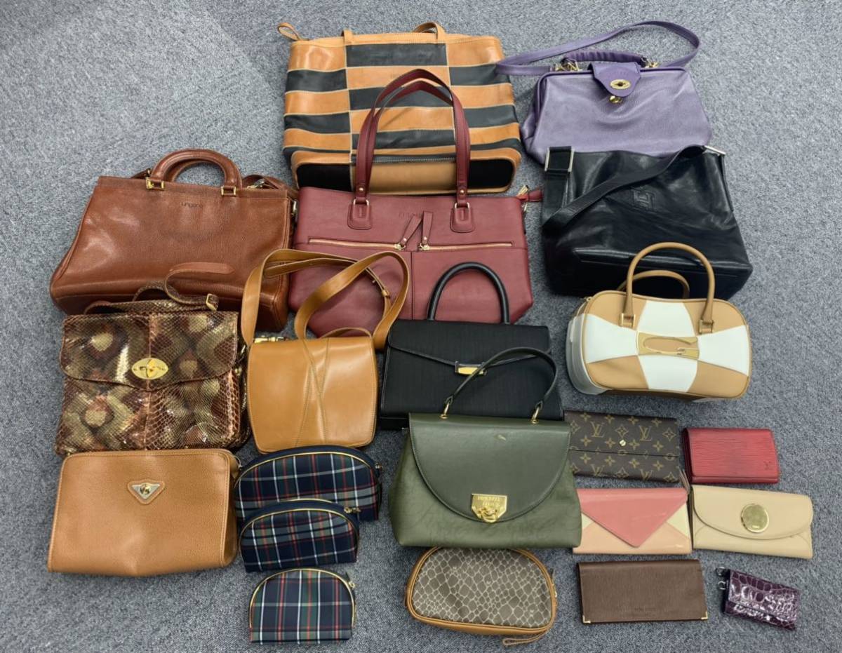 Valentino バッグの値段と価格推移は?|1,907件の売買情報を集計した ...