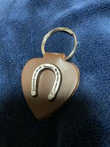  Kyoto horse racing place leather key holder 1980 year Elizabeth woman . cup horseshoe Heart is gino top reti
