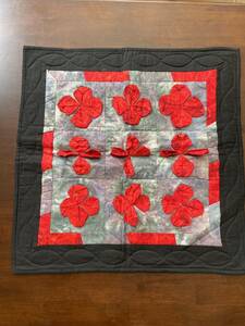 パッチワークキルト タペストリー 折紙･グレーに赤花2/18-9, 裁縫、刺繍, 完成品, その他