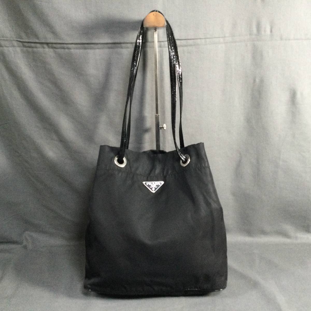 ヤフオク! -プラダ 三角ロゴプレートの中古品・新品・未使用品一覧