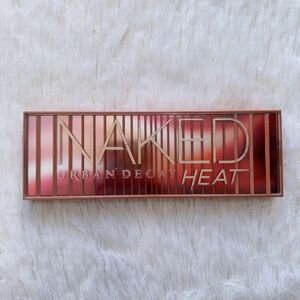 美品　Urban Decay アイシャドウパレット アーバンディケイ ネーキッド ヒート アイシャドウ パレット