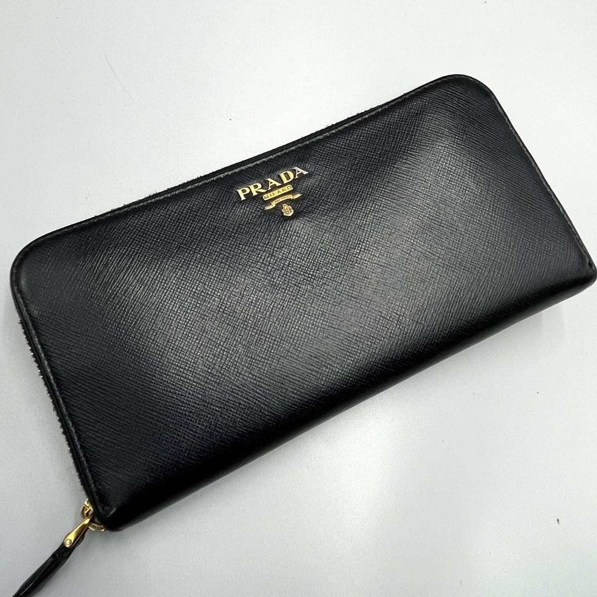 大人も着やすいシンプルファッション PRADA【プラダ】長財布 ラウンド