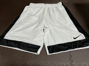 新品NIKE白、黒（光沢有り）ロゴ黒（刺繍）紐蛍光色ストレッチハーフパンツ　サイズＭ