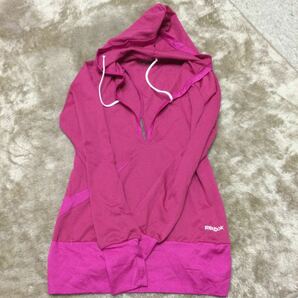 超お値打ち出品 小さめサイズ Reebok Lady's 背空きフーディーヨガトップ Sサイズ ピンク usedほぼ新品の画像1